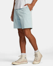 Laden Sie das Bild in den Galerie-Viewer, RVCA Herren Back In Hybrid 19&quot; Shorts