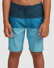 Laden Sie das Bild in den Galerie-Viewer, Billabong Jungen Tribong LT Boardshorts