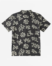 Load image into Gallery viewer, Billabong Men&#39;s Coral Garden Surftrek Woven Short Sleeve Shirt