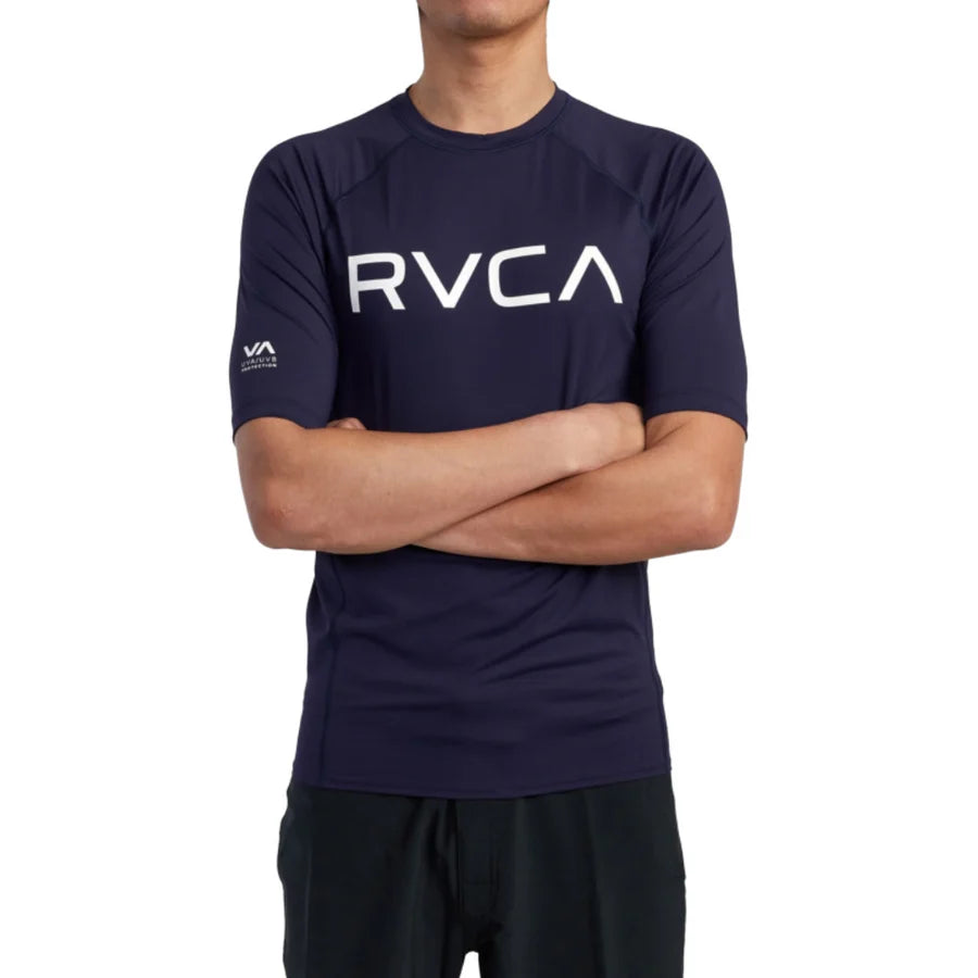 Rashguard à manches courtes pour hommes RVCA - BLEU MARINE : PETIT