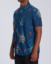Load image into Gallery viewer, Billabong Men&#39;s Sundays Floral Short Sleeve Shirt