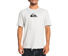 Laden Sie das Bild in den Galerie-Viewer, Quiksilver Herren Solid Streak Kurzarm-Surf-T-Shirt mit LSF 50